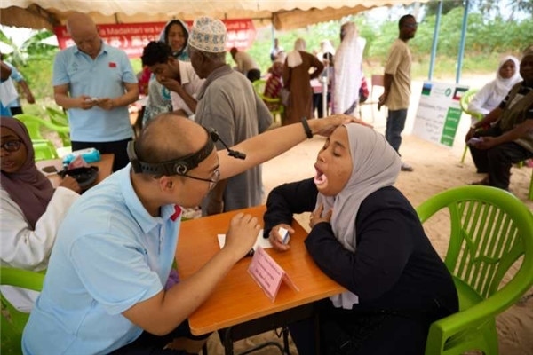 醫(yī)療隊為當(dāng)?shù)鼗颊吡x診。中國援桑醫(yī)療隊供圖