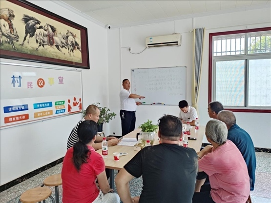 泉塘村17組議事會(huì)正在討論土地整理事項(xiàng)。湖南省司法廳供圖