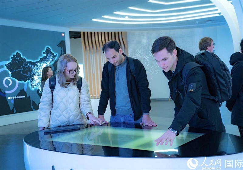歐亞國(guó)家記者在國(guó)家大數(shù)據(jù)（貴州）綜合試驗(yàn)區(qū)交流體驗(yàn)中心參觀。人民網(wǎng) 陽(yáng)茜攝