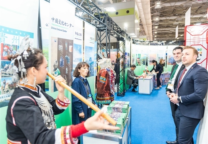 日本國際旅游博覽會中國展館的黎族非遺項目“鼻簫”表演。圖片由中國駐東京旅游辦事處提供