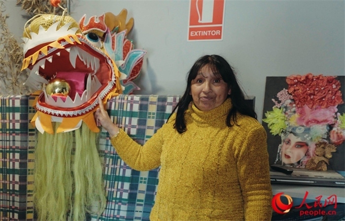 “熊貓閱覽室”一角。盧漢·梅洛為記者展示大使館贈送的龍頭。人民網(wǎng)記者 張若涵攝