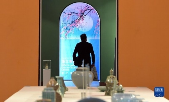 10月30日，人們在伊朗德黑蘭伊朗國家藝術(shù)科學(xué)院觀看展出的展品。新華社記者 沙達(dá)提 攝