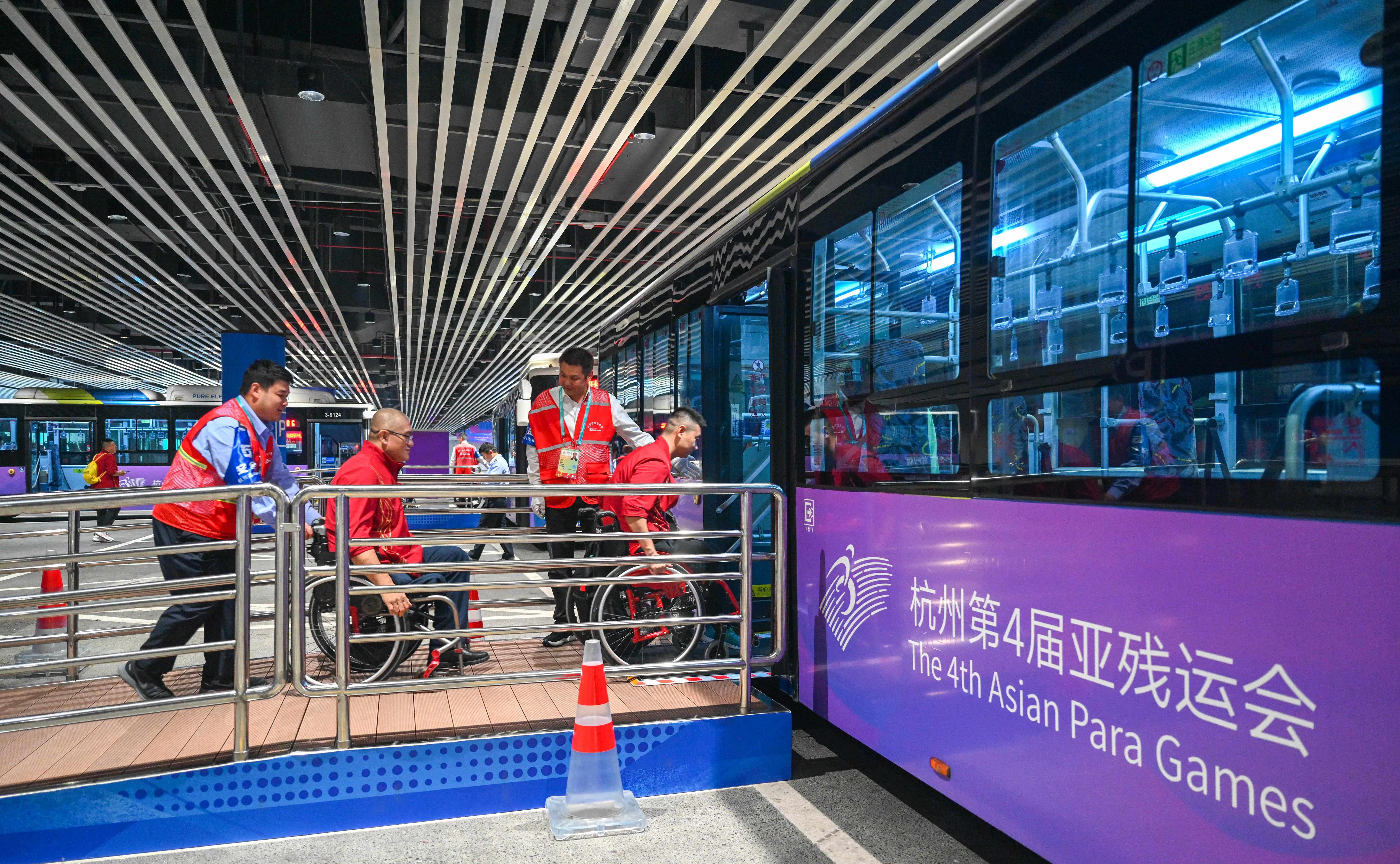 △2023年10月25日，結(jié)束輪椅籃球比賽后的中國隊和阿富汗隊球員通過無障礙坡道，順利上車返回運動員村。