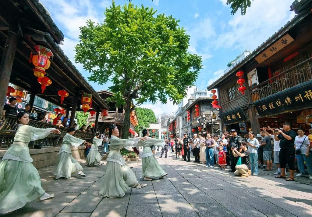 國慶節(jié)期間，福州市三坊七巷歷史文化街區(qū)上演《尋夢閩都》快閃。新華社發(fā)