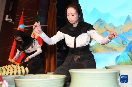 10月30日，演員在伊朗德黑蘭伊朗國家藝術(shù)科學(xué)院舉行的“青風(fēng)海上來”浙江青瓷巡禮開幕式暨“萬象中國·天下寧波”寧波文旅推介會(huì)開幕式上表演。新華社記者 沙達(dá)提 攝