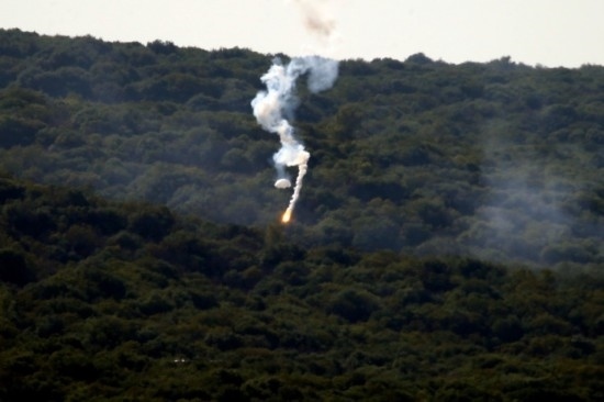 10月28日，閃光彈落在黎巴嫩納古拉樹(shù)林中燃起濃煙。新華社發(fā)（阿里·哈希紹攝）