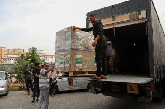  10月29日，工作人員在加沙地帶南部城市汗尤尼斯的一家醫(yī)院搬運醫(yī)療援助物資。新華社發(fā)（里澤克·阿卜杜勒賈瓦德攝）
