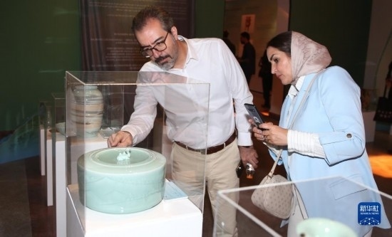 10月30日，人們在伊朗德黑蘭伊朗國家藝術(shù)科學(xué)院觀看展出的展品。新華社記者 沙達(dá)提 攝