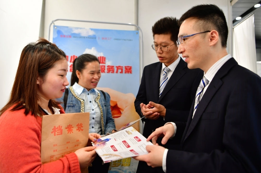 2019年5月9日，兩名鞋業(yè)公司的工作人員（左一和左二）向銀行工作人員咨詢(xún)中小微企業(yè)金融服務(wù)方案細(xì)則。當(dāng)日，福建自貿(mào)區(qū)福州片區(qū)稅企銀三方對(duì)接會(huì)在馬尾基金小鎮(zhèn)舉辦，來(lái)自傳統(tǒng)制造業(yè)、物聯(lián)網(wǎng)和電子商務(wù)等行業(yè)的企業(yè)代表參加對(duì)接會(huì)。新華社記者 魏培全 攝