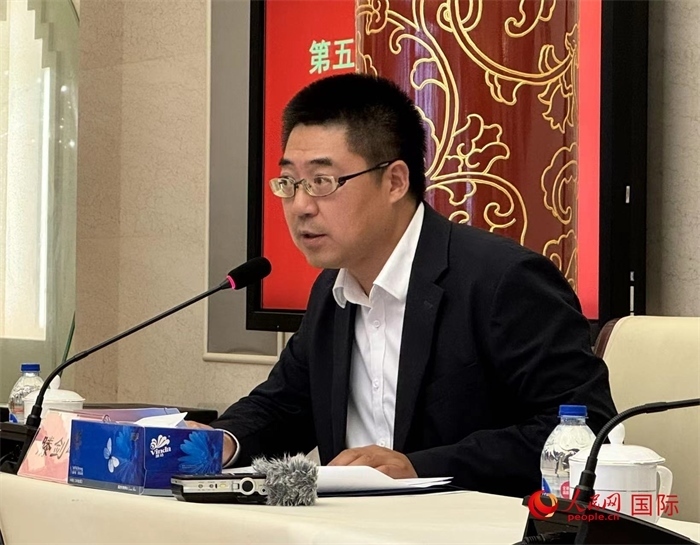 10月31日，歐美同學會副秘書長滕劍峰在第五屆中法文化論壇媒體吹風會上講話。（人民網(wǎng) 謝瑩攝）