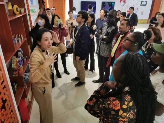 2023“一帶一路”媒體合作論壇聯合采訪團參觀仁和863科技園產品展示區(qū)。（本報記者 黃超攝）