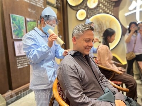  （外媒記者體驗艾灸。中國經(jīng)濟(jì)周刊記者 郭志強(qiáng) 攝）