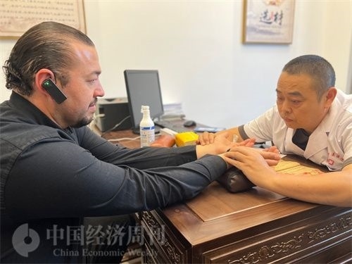  （外媒記者走進(jìn)中醫(yī)堂，問診中醫(yī)名師。中國經(jīng)濟(jì)周刊記者 郭志強(qiáng)攝）