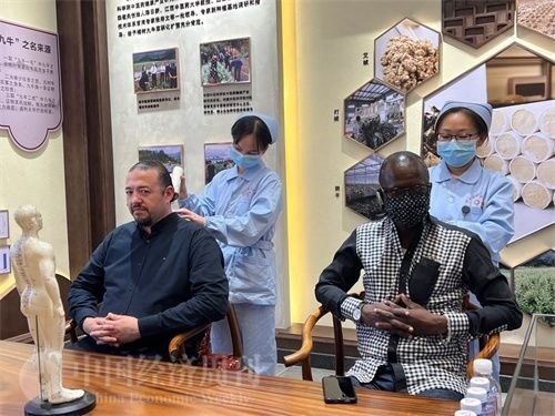  （外媒記者爭先恐后體驗艾灸，直呼神奇。中國經(jīng)濟(jì)周刊記者 郭志強(qiáng) 攝）