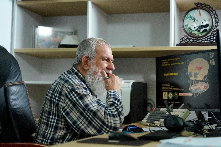 10月31日，古巴科學家裴德樂在電子科技大學做科研。