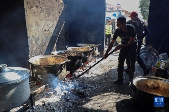 11月3日，在加沙地帶南部城市拉法，人們在煤氣中斷后用柴火做飯。新華社發(fā)（里澤克·阿卜杜勒賈瓦德攝）