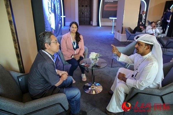 人民網記者采訪迪拜創(chuàng)新企業(yè)家索萊曼·里法伊（右一），索萊曼表示期待加強與中方合作。人民網 塔里克·易卜拉欣 攝