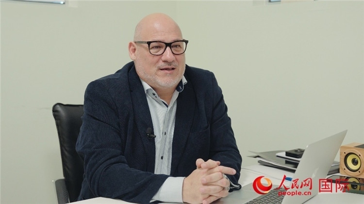 烏拉圭《共和國報(bào)》總編輯胡安·布蘭卡接受人民網(wǎng)專訪。人民網(wǎng)記者 張若涵攝