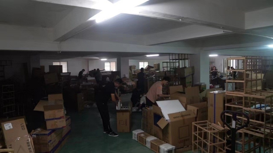 查處倉庫現(xiàn)場。重慶市梁平區(qū)公安局供圖。