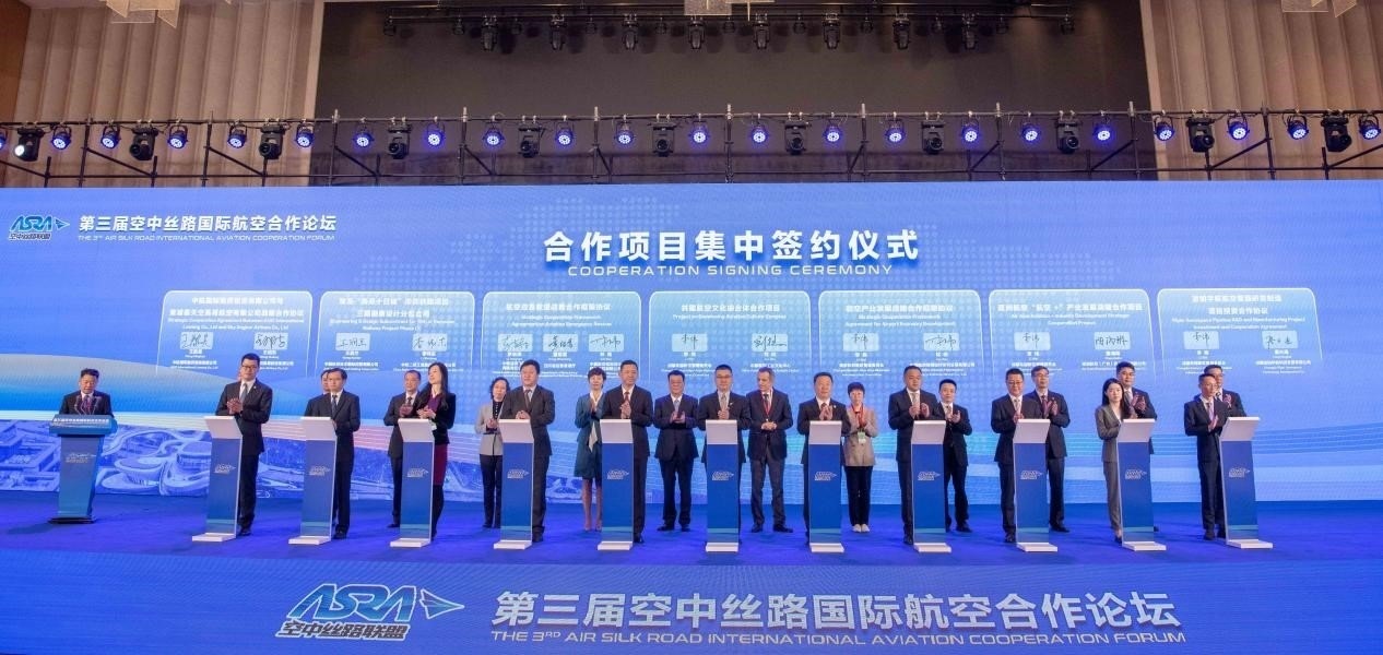 圖為7個(gè)國(guó)內(nèi)外合作項(xiàng)目現(xiàn)場(chǎng)簽約。人民網(wǎng)記者 唐宋攝