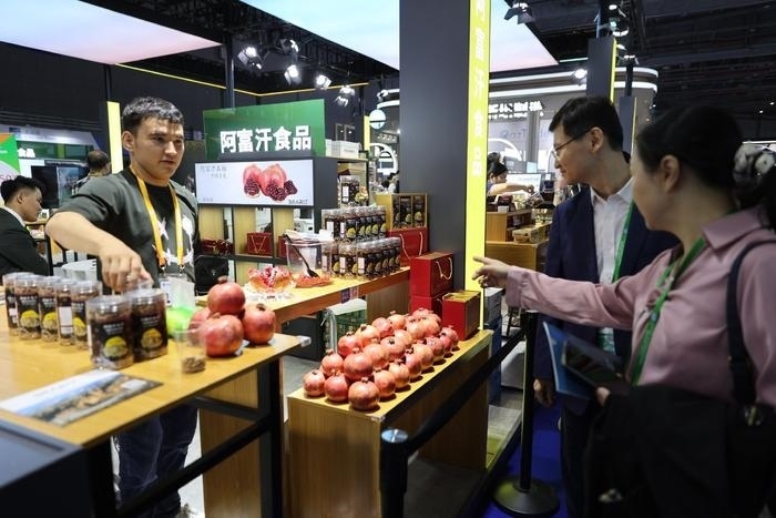 11月6日，在第六屆進(jìn)博會食品及農(nóng)產(chǎn)品展區(qū)，阿富汗食品吸引參展人員。