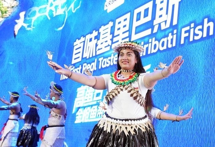 11月8日，來自基里巴斯的參展人員在基里巴斯水產(chǎn)品推介活動上表演。