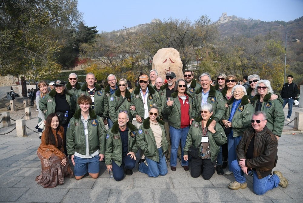 2023年10月29日，飛虎隊老兵莫耶一行人在北京八達嶺長城合影留念。當日，美中航空遺產(chǎn)基金會訪華代表團成員陸續(xù)抵達北京。新華社記者 任超 攝