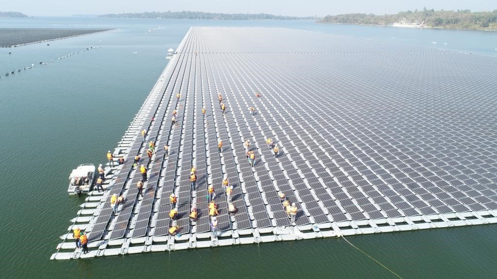 2021年1月23日，施工人員檢查泰國烏汶府詩琳通大壩綜合浮體光伏項目的太陽能板安裝情況。新華社發(fā)（泰國國家電力局項目組供圖）