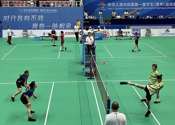 11月11日，第一屆全國(guó)學(xué)生（青年）運(yùn)動(dòng)會(huì)毽球（校園組）比賽現(xiàn)場(chǎng)。人民網(wǎng)記者 歐興榮攝