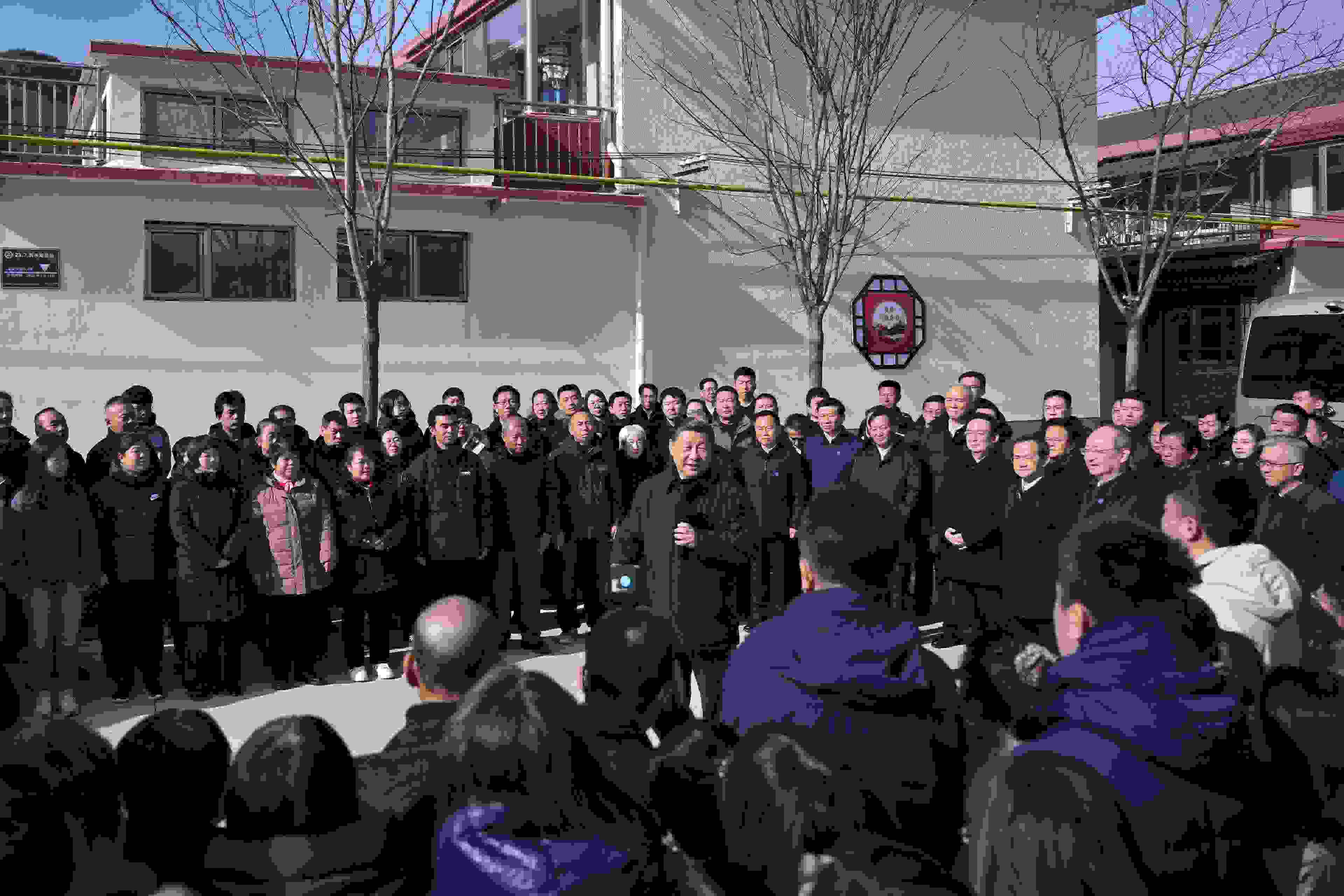 2023年11月10日，習(xí)近平總書記在北京市門頭溝區(qū)妙峰山鎮(zhèn)水峪嘴村考察時，同當(dāng)?shù)厝罕娪H切交流。