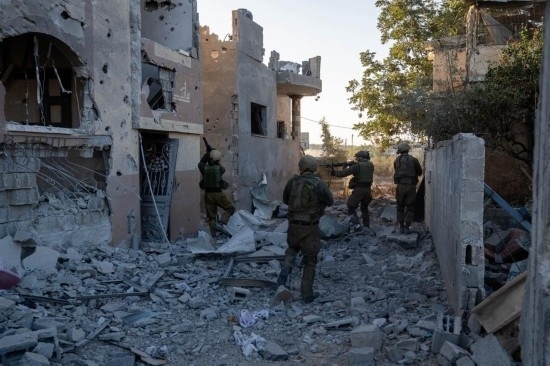 這張以色列國防軍11月12日發(fā)布的照片顯示，以軍地面部隊在加沙地帶北部開展軍事行動。新華社發(fā)