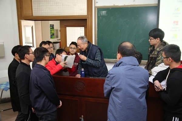 鐘萬勰院士為學(xué)生們答疑解惑。大連理工大學(xué)供圖