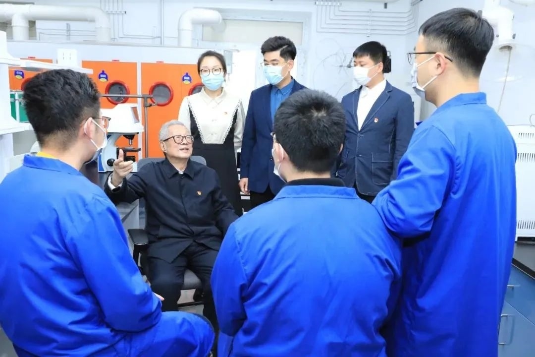 秦裕琨院士在實(shí)驗(yàn)室與青年師生交流。哈爾濱工業(yè)大學(xué)供圖