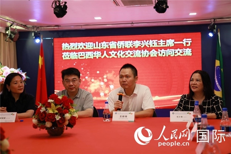 中國(guó)駐里約熱內(nèi)盧副總領(lǐng)事王尉育（右二）發(fā)表致辭。人民網(wǎng)記者宋亦然攝