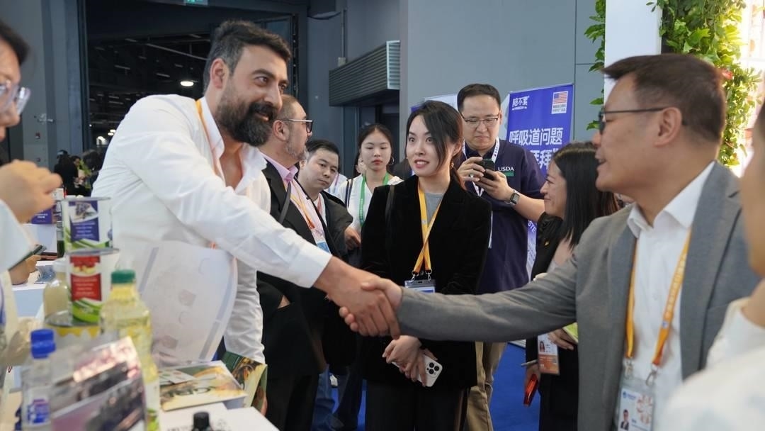 第六屆進博會上，國內(nèi)一家超市行業(yè)的客商與來自美國佐治亞州的企業(yè)展商達成初步合作意向。