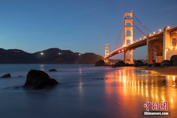 當(dāng)?shù)貢r(shí)間10月29日，美國(guó)舊金山金門(mén)大橋在海浪和夜色的襯托下美如一幅畫(huà)。<a target='_blank' href='/'><p class=