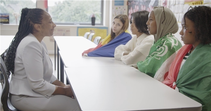 瓊·戴嵐與學(xué)生交流。帕特里克·謝德-西蒙茲攝