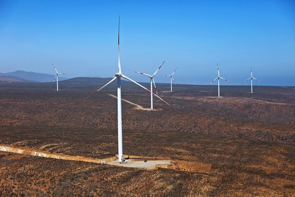 這是2023年2月14日拍攝的位于智利中部沿海的蓬塔謝拉風(fēng)電場(chǎng)。蓬塔謝拉風(fēng)電場(chǎng)是中國(guó)在智利投資建設(shè)的首個(gè)風(fēng)電場(chǎng)，2018年正式投產(chǎn)發(fā)電，可滿足13萬(wàn)戶家庭的用電需求，同時(shí)每年還能減少15.7萬(wàn)噸碳排放。