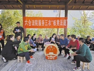  圖③：干警向附近農(nóng)戶解讀相關(guān)法律法規(guī)。