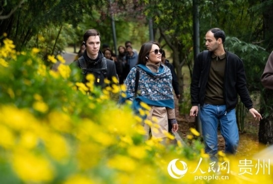 歐亞國家媒體記者走進(jìn)觀山湖公園。人民網(wǎng) 陽茜攝