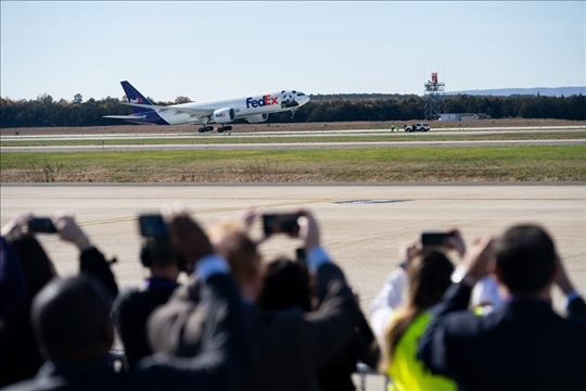 2023年11月8日，運送大熊貓的專機從美國弗吉尼亞州的華盛頓杜勒斯國際機場起飛。旅居美國的大熊貓“美香”“添添”和它們在華盛頓出生并長大的雄性幼崽“小奇跡”當天啟程返回中國。新華社記者 劉杰攝