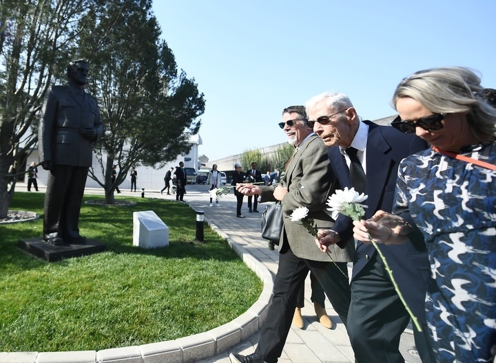 10月30日，在北京，飛虎隊(duì)老兵哈里·莫耶（中）向陳納德將軍雕像獻(xiàn)花。