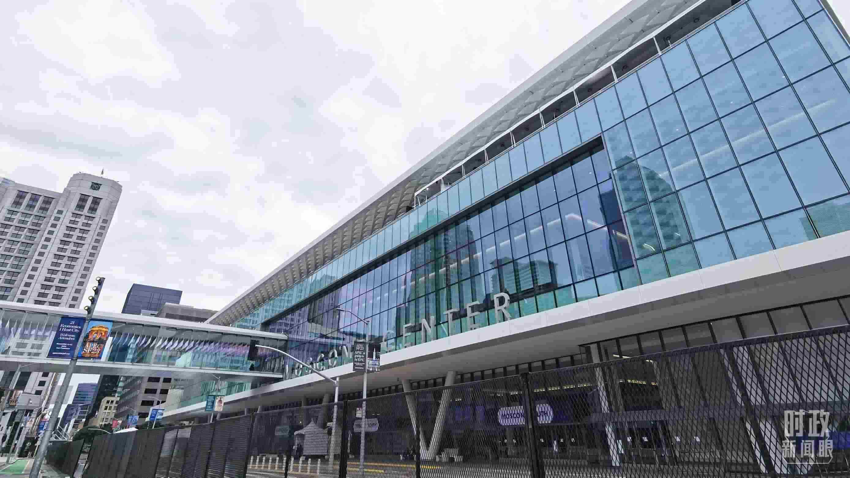 △美國舊金山，莫斯康中心，APEC第三十次領(lǐng)導(dǎo)人非正式會議在這里舉行。（總臺央視記者曹亞星拍攝）