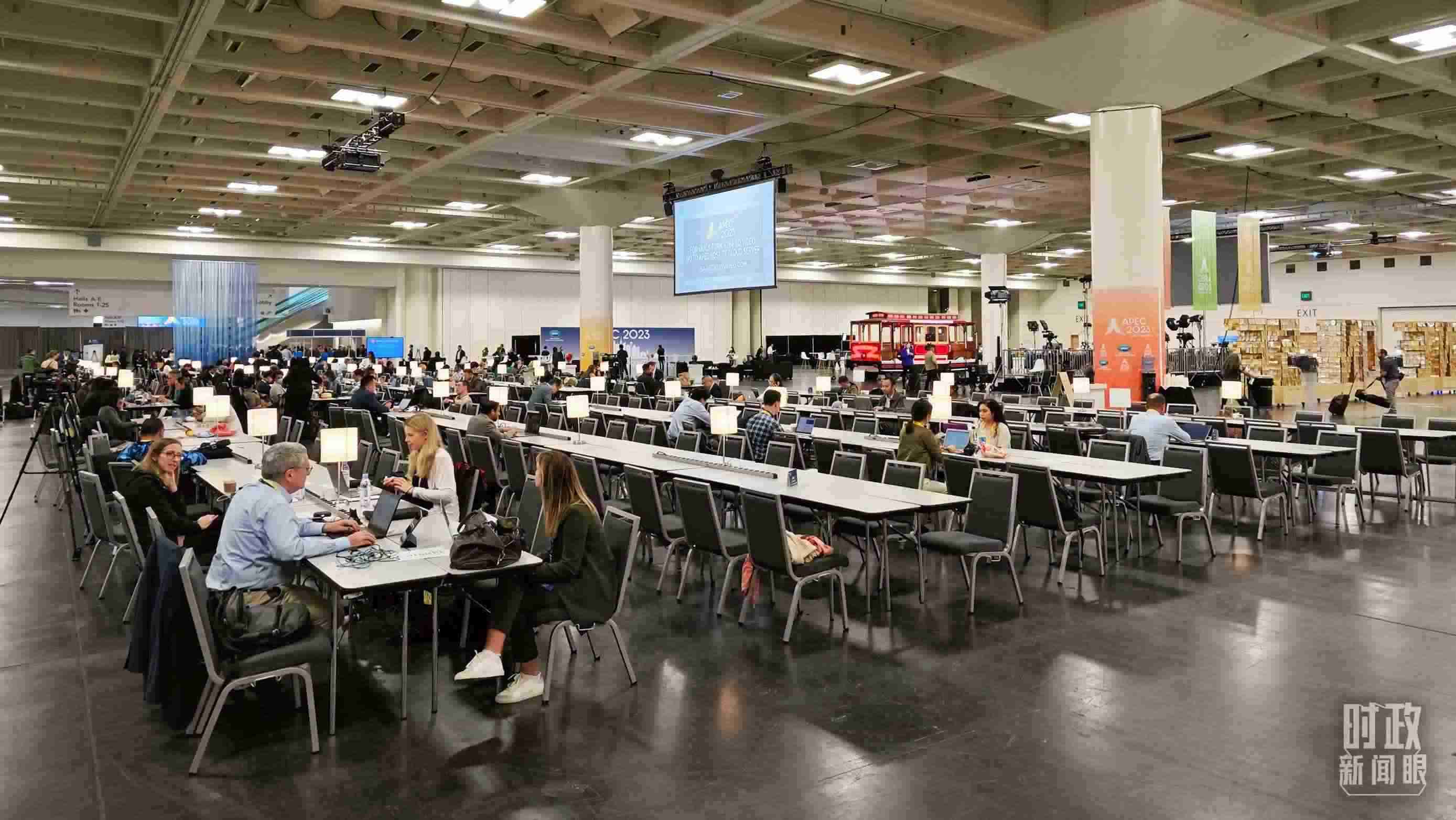 △APEC會議國際媒體中心，各國記者正在工作。（總臺央視記者王哈男拍攝）