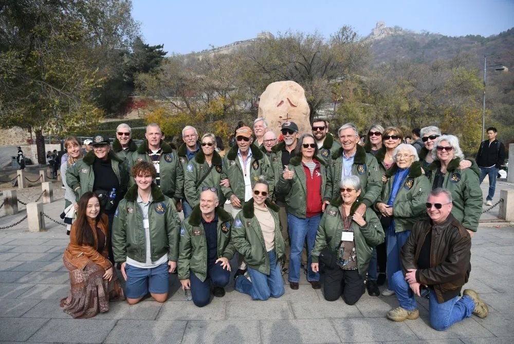 △2023年10月29日，飛虎隊老兵莫耶一行人在北京八達嶺長城合影留念。