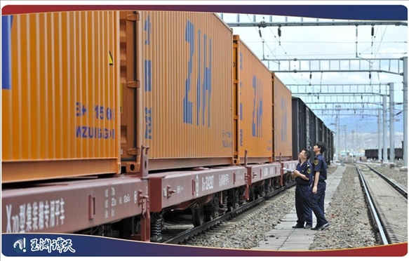 ｜｜新疆阿拉山口，中歐班列從這里經(jīng)過