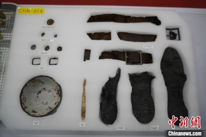 當(dāng)?shù)貢r(shí)間11月22日上午，第十批在韓中國(guó)人民志愿軍烈士遺骸裝殮儀式在韓國(guó)舉行。圖為裝殮儀式現(xiàn)場(chǎng)拍攝的部分志愿軍烈士遺物。中新社記者劉旭 攝