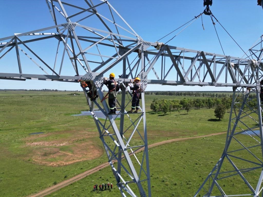 這是2023年11月15日拍攝的位于烏拉圭派桑杜省烏拉圭500千伏輸變電環(huán)網(wǎng)閉合項(xiàng)目施工現(xiàn)場(chǎng)。