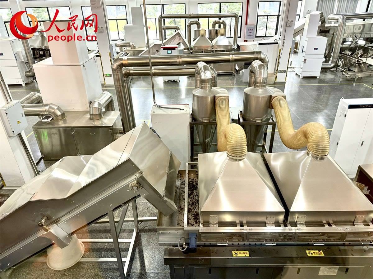 品品香白茶精制自動(dòng)化生產(chǎn)廠房。人民網(wǎng)記者 劉微攝