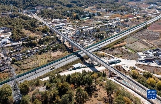 11月25日在麗江市境內(nèi)拍攝的即將開通的麗香鐵路（無人機照片）。